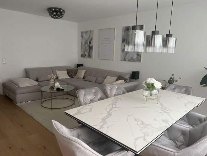 Attraktive 3 Zimmer-Wohnung in Göppingen-Haier. Hochwertig saniert- Garage inklusive – Wohnzimmer