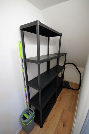 Appartement moderne d’une pièce, meublé et entièrement équipé, location temporaire – Abstellraum