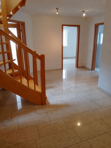 श्टाटफेल्ड ओस्ट में परिवार के लिए मेज़ोनेट: 160 m², 5,5 कमरे, बालकनी और 2 स्नानघर – gepflegter Eingangsbereich