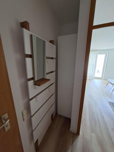 ¡Encantador apartamento pequeño en vivienda tutelada: sin comisión y listo para ocupar! – Flur / Garderobe