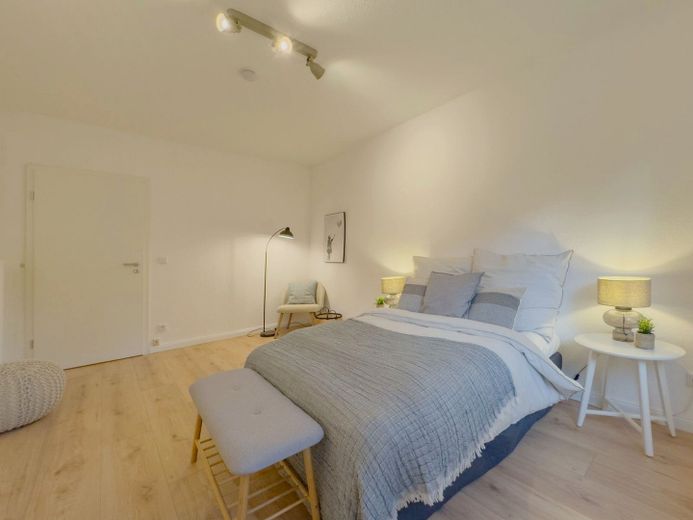 أول سكن بعد التجديد: شقة عصرية من 3 غرف مع شرفة لوجيا – Schlafzimmer