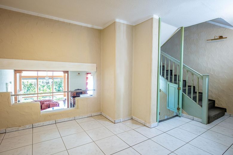 Esszimmer und Treppe EG