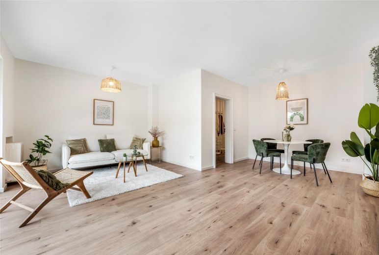 Frisch renoviertes Familienglück mit 5 Zimmern und Garten in Bremen-Vegesack – Wohnzimmer