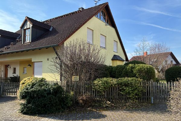 Maison jumelée adaptée aux familles avec jardin, sauna, studio et sous-sol à Stegaurach