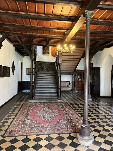 Idyllische Altbauwohnung mit Blick aufs Wasser – Treppenhaus