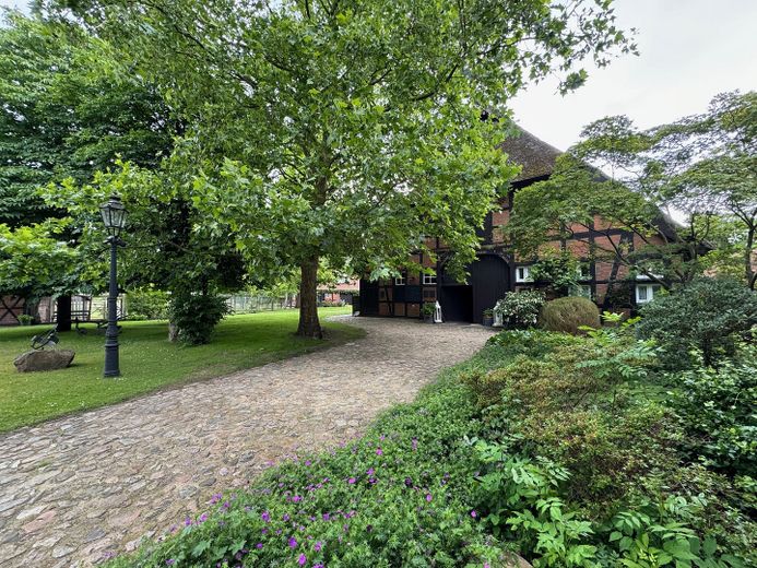 Pferdehof / Resthof, exkl. Anwesen nur 1 Auto-Stunde von Hamburg - optional bis 30 ha Eigenland – Auffahrt zum Wohnhaus