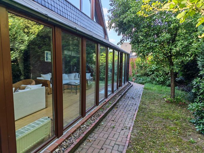Raumwunder mit Einliegerwohnung & Doppelgarage - provisionsfrei - Erbpacht – Wintergarten