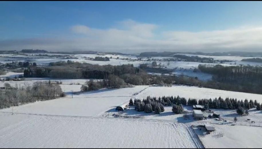 Landhaus Generationenhof mit bis zu 10 ha Land und Bachlauf – Anlage im Schnee