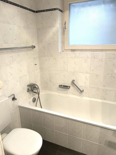 Wieder verfügbar: Große 3-Zimmerwohnung mit traumhaftem Ausblick in Alfelder Bestlage – Bad mit Badewanne