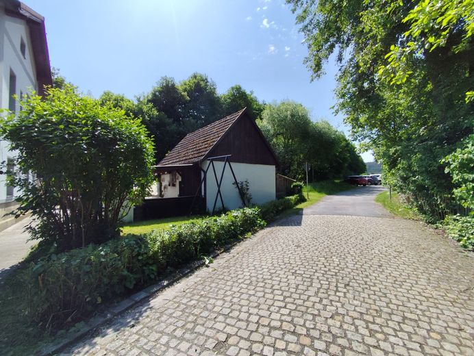 Historischer Charme trifft moderne Nachhaltigkeit: Liebevoll saniertes Einfamilienhaus in 95349 Trebgast mit Werkstatt, Garten und PV-Autarkie! – Zufahrt Grundstück