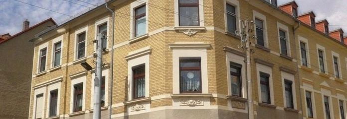 kleines, stilvolles Gebäude mit Garage