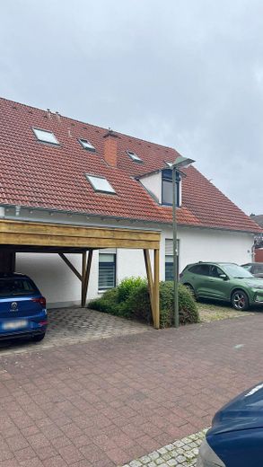 Stellplatz und Hausansicht
