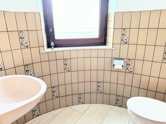 Repräsentatives 2-Familienhaus mit Ausbaupotential in begehrter Wohnlage – EG Gästetoilette