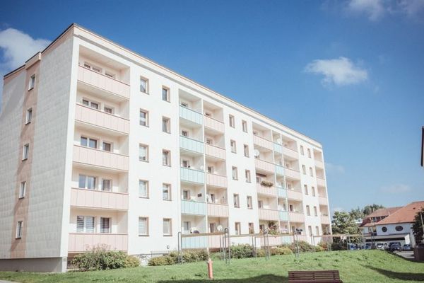 बालकनी और शॉवर वाली नवनिर्मित 3-कमरों की अपार्टमेंट