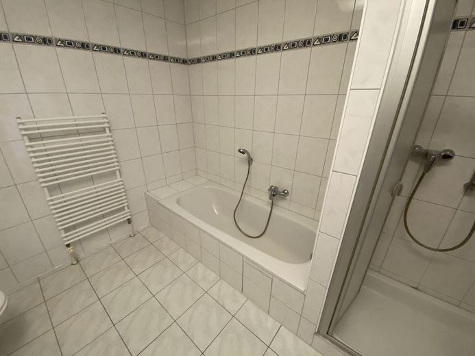 Großzügige, gepflegte 2 -Zimmer Wohnung mit großer Terrasse in Hofheim OT Wildsachsen – Badewanne