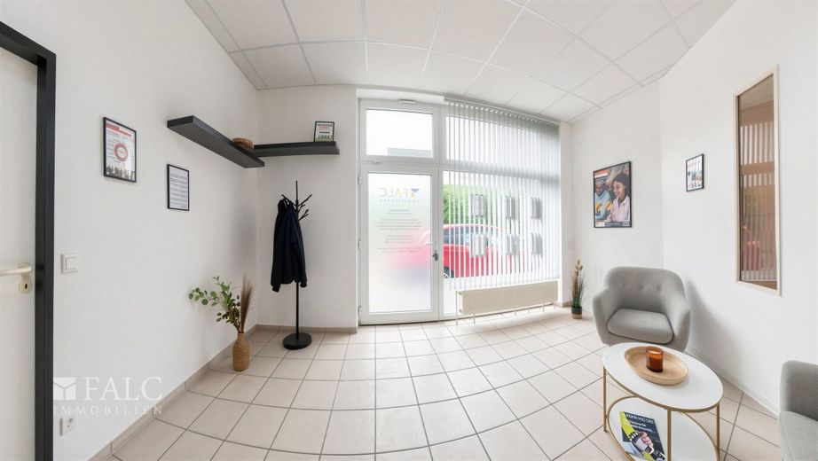 Vermietetes Büroobjekt in 1A‑Lage - sichere Kapitalanlage im Zentrum von Marl – Eingangsbereich - (KI generiert)