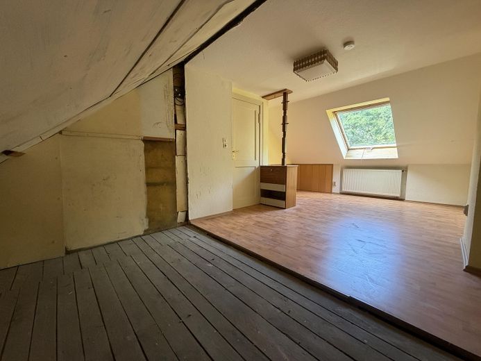 Ländliche Idylle mitten in der Stadt ! Ihr künftiges Zuhause mit herrlichem Garten und 3 Garagen ! – Zimmer 2 DG