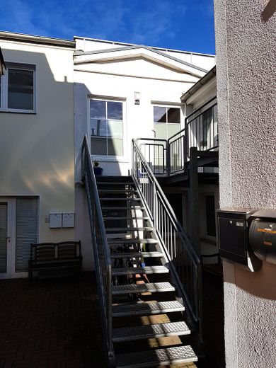 Maisonette mit Dachterrasse mitten in Warnemünde – Treppenaufgang