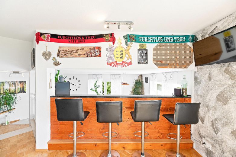 Maisonette mit großer Süd-West-Terrasse + Balkon, Solar, 2 Badern & 2 TG-Plätzen – Parknähe – Bar