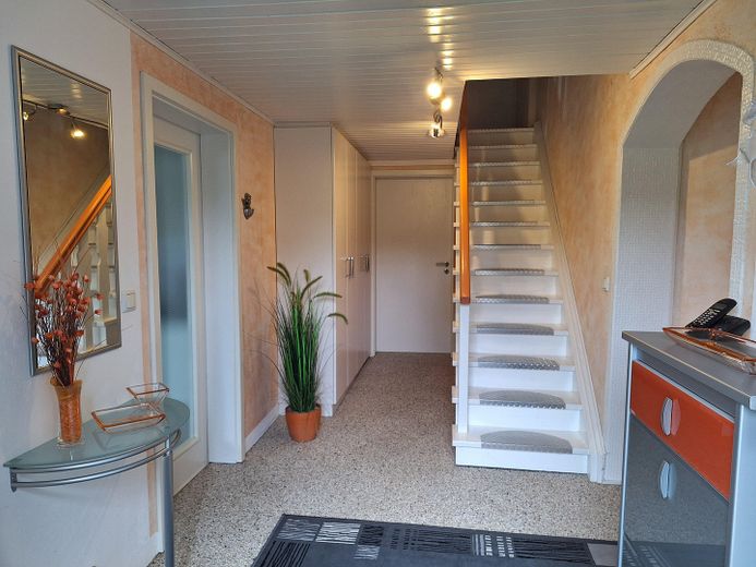 Privatsphäre im Grünen – ohne Maklergebühren – Flur Treppe