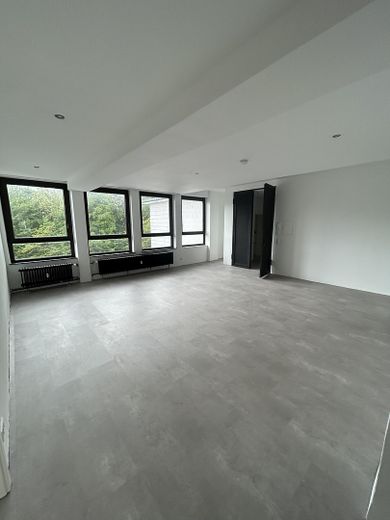 118 m² a 1.003 € di canone netto – solo 16–18 min da Düsseldorf – 4° piano senza ascensore – Wohnzimmer 