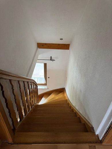DHH+Bungalow zu Vermieten – Treppe Haupthaus