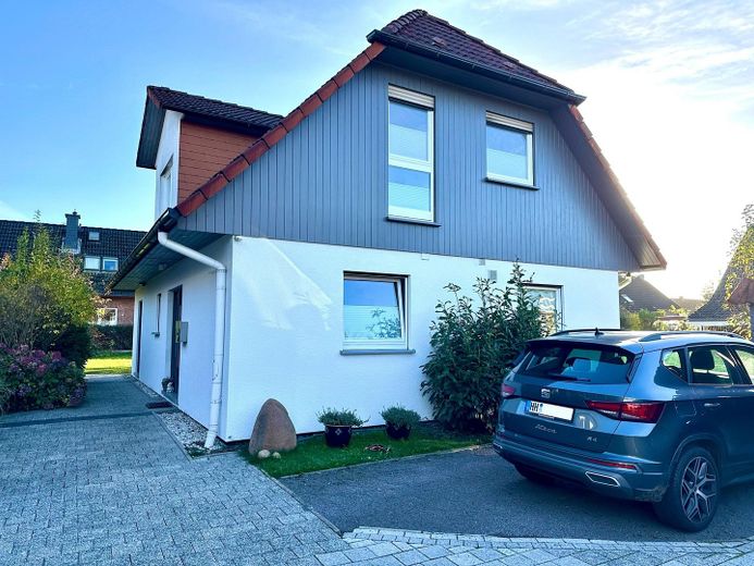ZONDER COURTAGE: Moderne eengezinswoning met terras op het zuiden, carport en centrale, rustige ligging – Haus Frontansicht