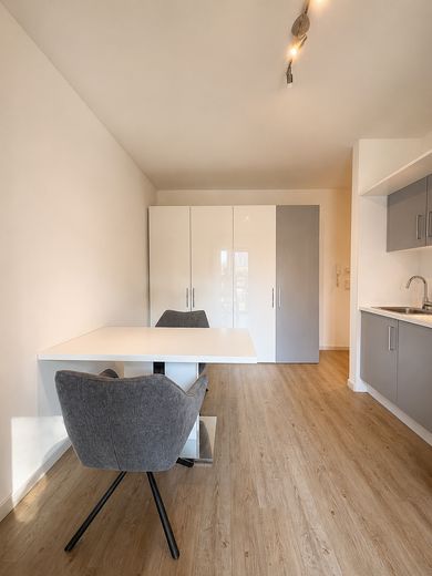 Möbliertes & modernes Apartment mit All-In-Miete – Wohnbereich mit Schrank 