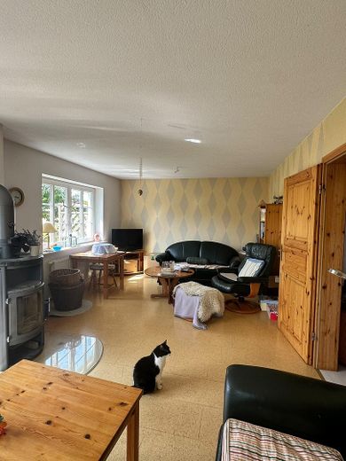 Ruhiges, sonniges & energieeffizientes Einfamilienhaus direkt „hinter’m Deich“ nahe Büsum – Wohnzimmer rechts