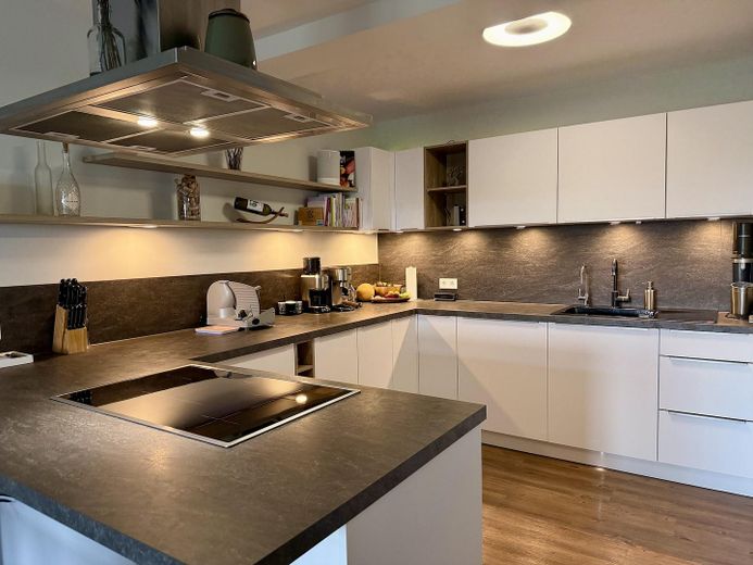 Balkonlu, asansörlü, manzaralı ve üst düzey donanımlı modern 3 odalı daire – Küche