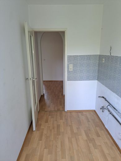 Sehr gut geschnittene, helle 2-Zimmer-Wohnung mit Balkon und Tiefgaragenstellplatz zu verkaufen – Blick Küche zur Diele