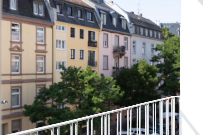 Charmantes Apartment mit Sonnenbalkon im Frankfurter Nordend – Balkon-Blick