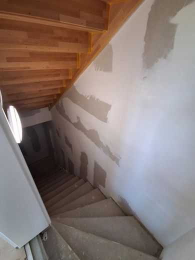 Schönes Einfamilienhaus mit Einlieferwohung – Kellertreppe