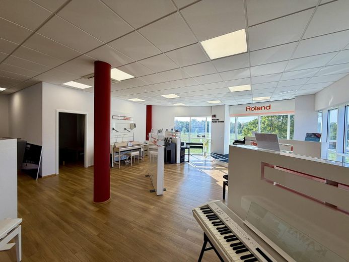 Immobile commerciale polivalente con showroom, capannone e unità abitativa a Heusenstamm – Ausstellung OG – Fensterfront