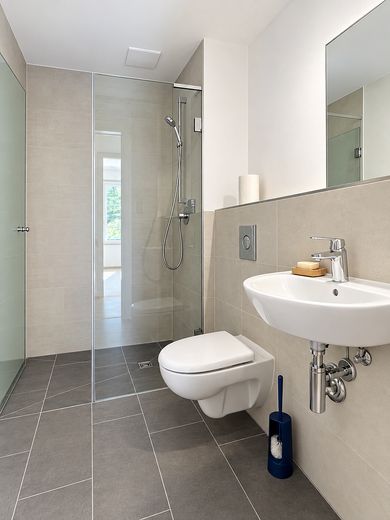 Traumhafte Dachgeschosswohnung (mit Aufzug) in Süd-/Westausrichtung zum Sofortbezug – Gäste-Bad mit Dusche