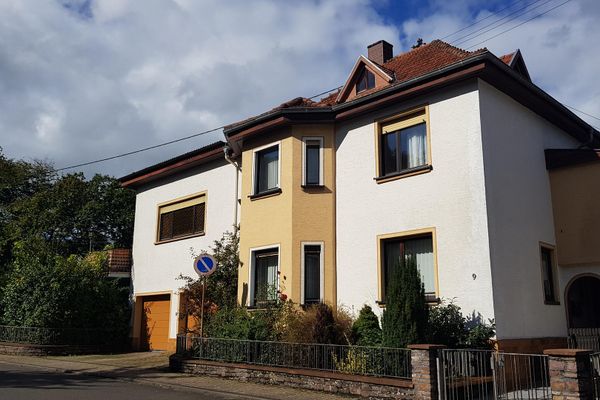 Casa bifamiliare con 2 garage a Idar-Oberstein - senza commissione!