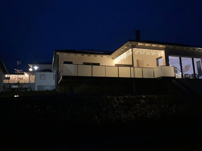 Außenansicht bei Nacht