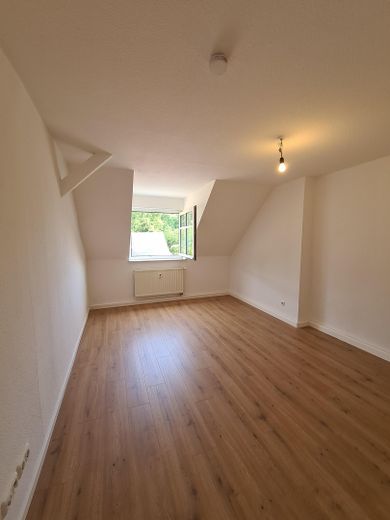 2-Zimmer Dachgeschoss Wohnung – Wohnzimmer