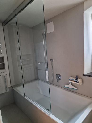 Special 5-room penthouse apartment with balcony in the old town of Bad Tölz – Badwanne mit Duschabtrennung