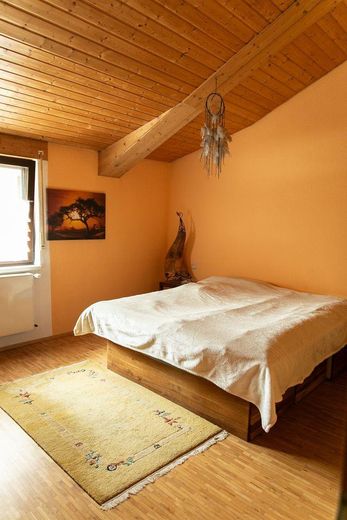 Landhaus Generationenhof mit bis zu 10 ha Land und Bachlauf – Schlafen OG mit Einbauschrank