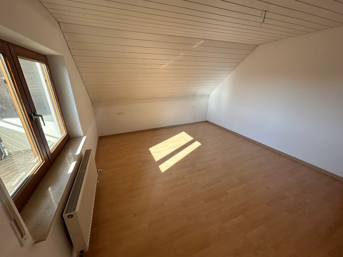 Appartement lumineux de 3,5 pièces sous les combles, 85 m², balcon exposé sud, cuisine équipée, place de stationnement – Wüstenrot – Schlafzimmer
