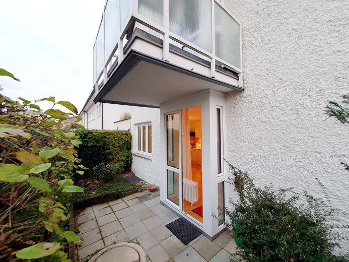 Nähe Waldfriedhof: Möblierte 2-Zimmer Wohnung im EG, kleine Anlage m. Terrasse – Terrasse/ Garten