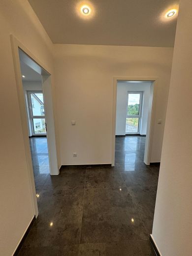 Moderne 9-Zimmer-Neubauwohnung mit ca. 235 m², zwei Küchen und zwei Balkonen in Rodenbach – फोटो 18