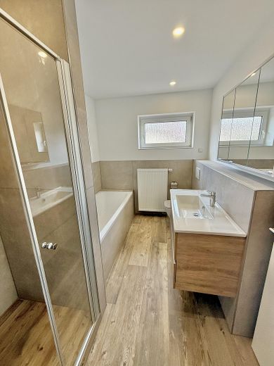 Helle, frisch sanierte 3-Zimmerwohnung mit großem Balkon und Blick ins Grüne – Tageslichtbad mit DU+Badewanne