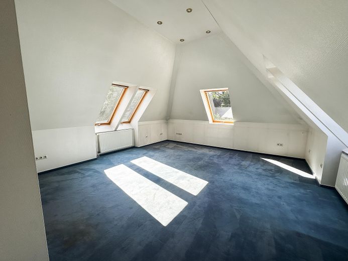 235 m² Wohnen auf 1.425 m² Grundstück | offene Galerie, Kamin & Hamburg-Nähe – Wohnzimmer OG.