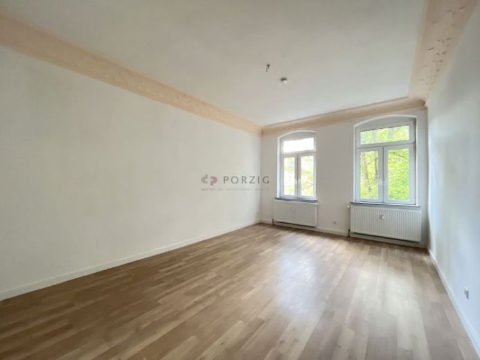 Großzügig, hell, grün – 2-Zimmer-Wohnung mit Balkon und Einbauküche – Foto 1