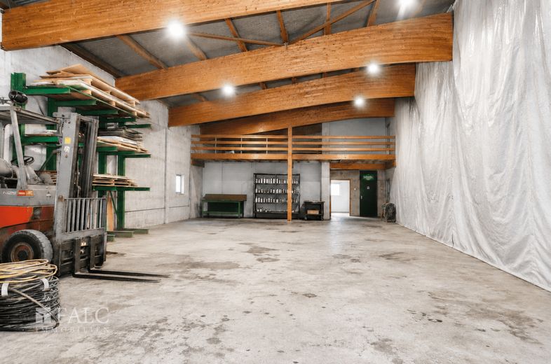 Vielseitig nutzbare Gewerbehalle mit Büro und großzügigem Grundstück in Emmingen-Liptingen – Hallenbereich