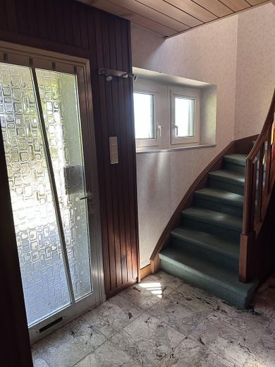 Недоторкана природа в усамітненому місці — односімейний будинок із лісом, широким краєвидом і приватністю – Eingangsbereich mit Aufgang OG