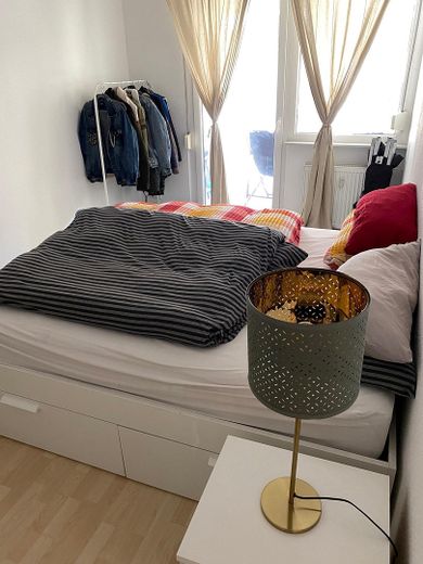 2 Zimmerwohnung in Stadtmitte, mit Loggiabalkon, Aufzug, Einbauküche, neu zu vermieten – Schlafzimmer