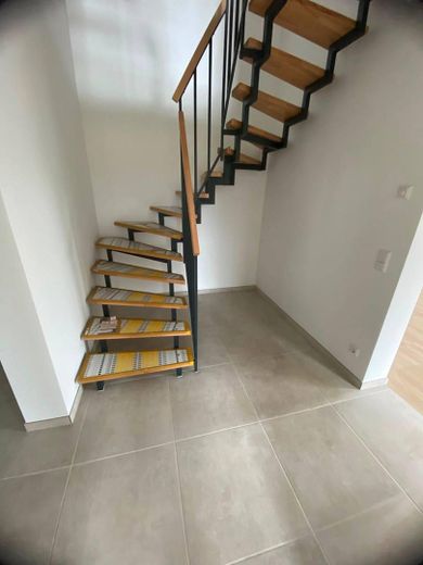 Casa adosada de nueva construcción (5 hab.) con jardín y plaza de aparcamiento – solo queda 1 disponible | cerca de Berlín/Potsdam – Treppenbereich